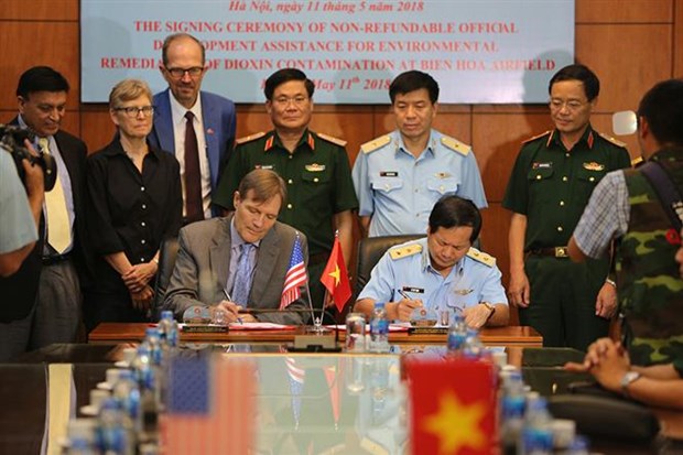 Vietnam, US sign agreement on dioxin treatment in Bien Hoa hinh anh 1
