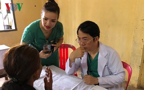 Overseas Vietnamese doctors in Cambodia help poor locals hinh anh 1