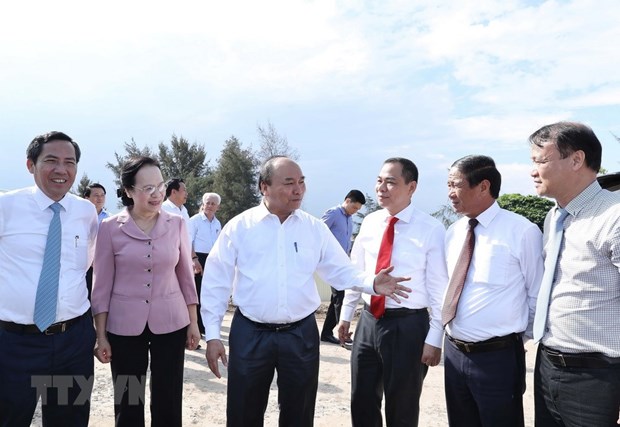 PM hopes for Vingroup’s contributions to domestic auto industry hinh anh 1