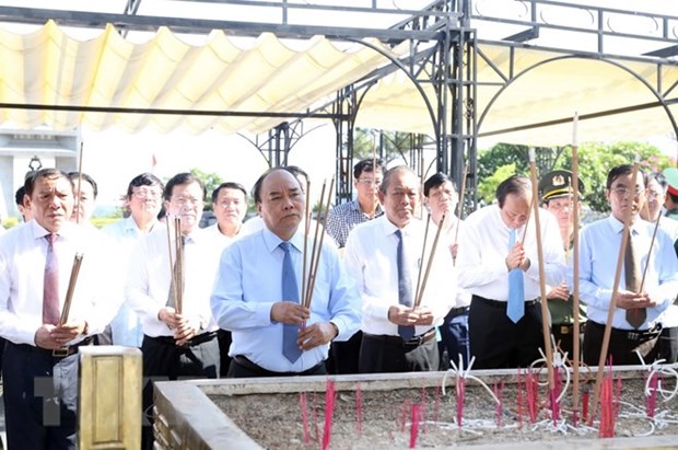 Prime Minister pays tribute to martyrs in Quang Tri hinh anh 1