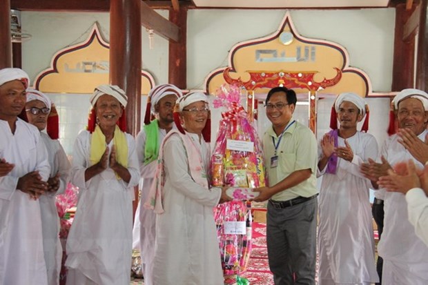 Binh Thuan leaders visit Cham Bani people on Ramuwan festival hinh anh 1