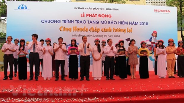 20,000 helmets to be presented to students in 2018 hinh anh 1