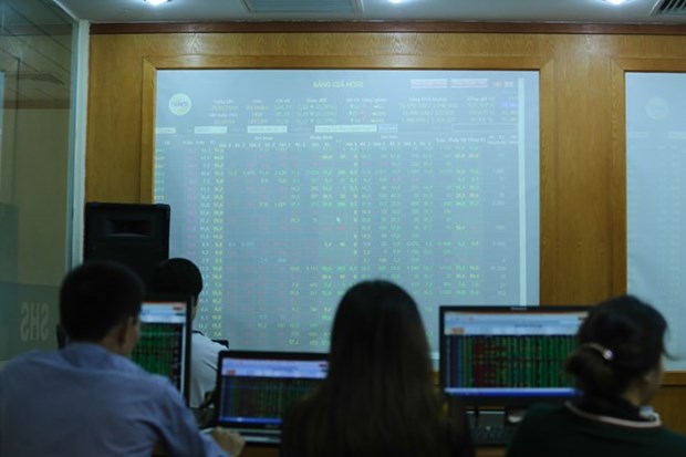 Shares dragged down by investors’ prudence hinh anh 1