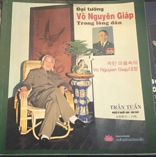 Bilingual book on General Vo Nguyen Giap introduced in Hanoi hinh anh 1