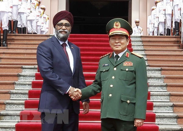 Vietnam, Canada to intensify defence cooperation hinh anh 1