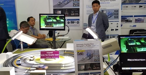 Int’l ICT, broadcasting, electronics expos open in HCM City hinh anh 1