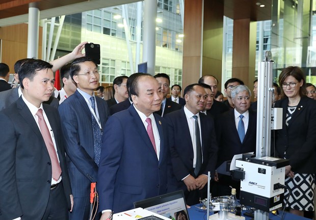 PM enjoys smart technological show in Canada’s university hinh anh 1