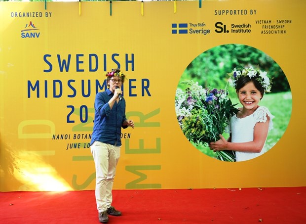 Friendly exchange held to mark Sweden’s Mid-summer Day hinh anh 1