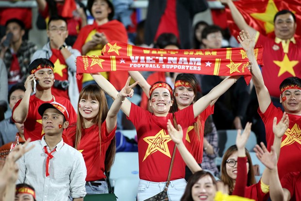 Football fans rush to Russia for long-awaited World Cup hinh anh 1