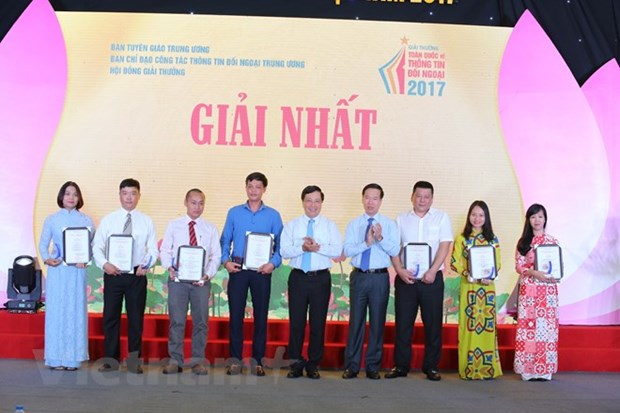 Winners of National External Information Service Awards 2017 honoured hinh anh 1