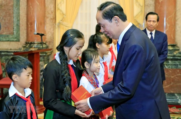 President commends disadvantaged students with high academic results hinh anh 1