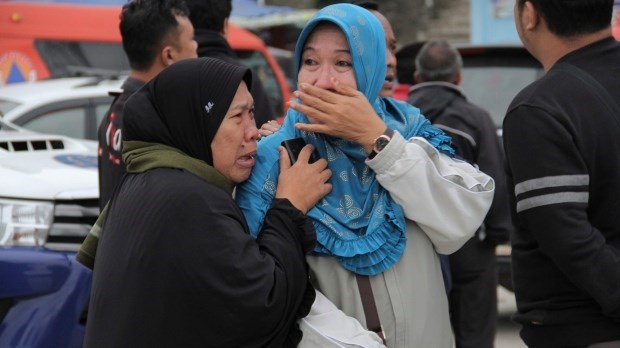 Rescuers search for survivors of Indonesian boat sinking hinh anh 1