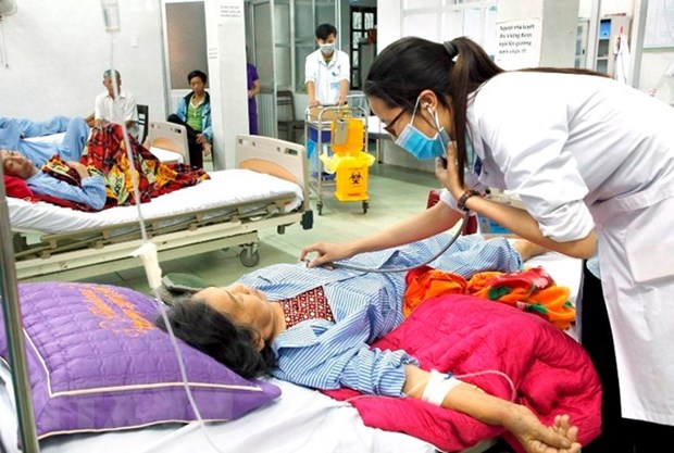 Medical checkup fees down up to 20 percent from mid-July hinh anh 1