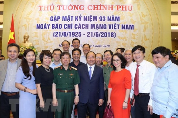 PM meets veteran journalists on revolutionary press day hinh anh 1