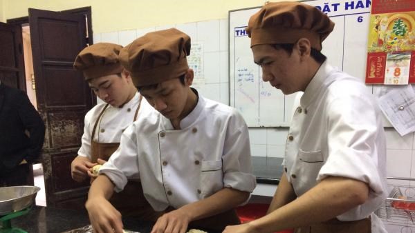 French-funded project trains poor youths in baking hinh anh 1