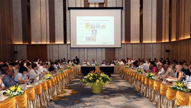GEF 6 enters third working day with sideline events hinh anh 1