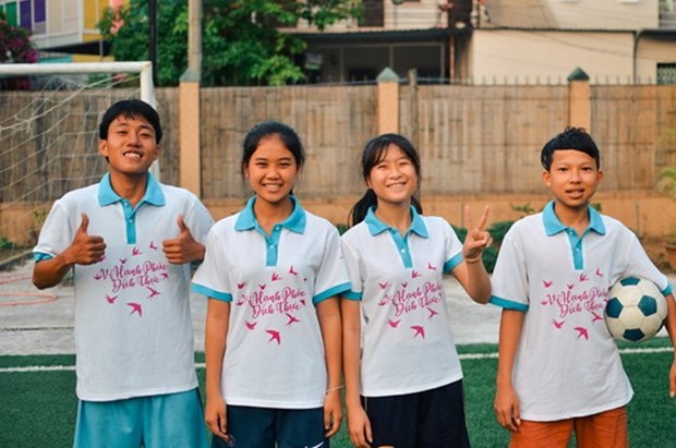 Vietnamese children join FIFA football festival in Moscow hinh anh 1
