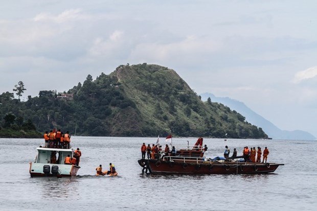 Indonesia finds corpses in sunken ferry in Lake Toba hinh anh 1