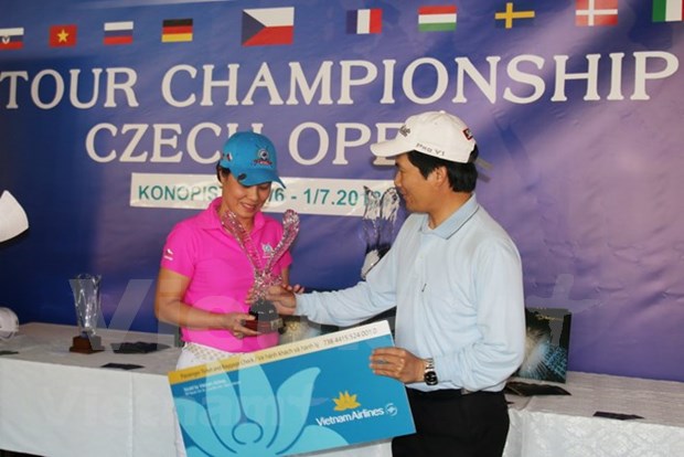 Golf tournament of OVs in Czech attracts large number of players hinh anh 1