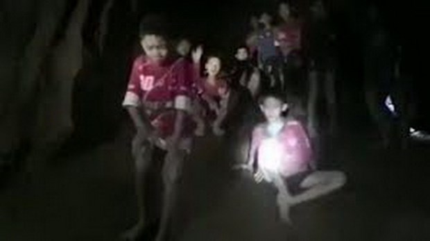 Thailand finds missing soccer team alive in cave hinh anh 1