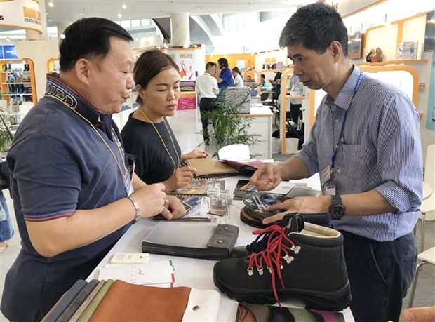 Shoes & Leather Vietnam expos features 700 exhibitors hinh anh 1