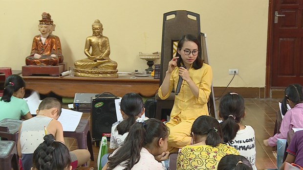 Free English classes offered at pagoda: Hanoi hinh anh 2