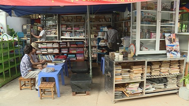 Retired lecturer helps promote reading culture hinh anh 1