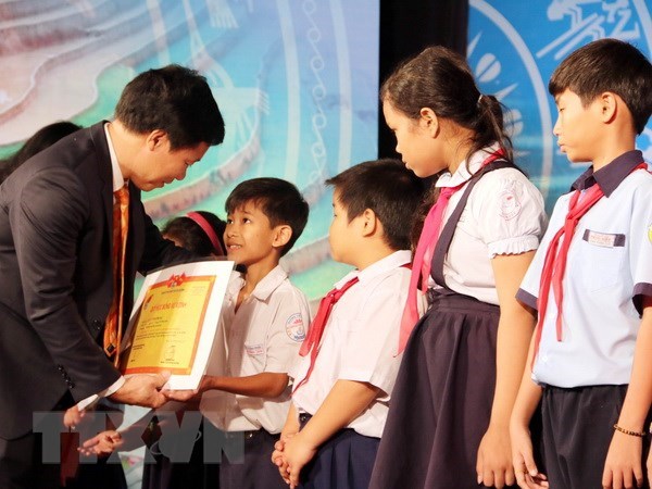 About 1,000 scholarships to be presented to poor children hinh anh 1