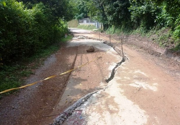 Hoa Binh: subsidence on roads due to torrential rains hinh anh 1