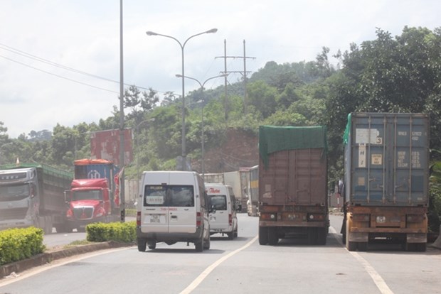 Separate lanes opened to fix long queue in Lao Bao – Dansavanh border gate hinh anh 1