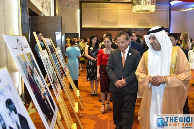 Photo exhibition marks 100th birth anniversary of UAE leader hinh anh 1