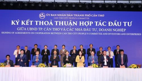 Vietnam Airlines team up with Can Tho to develop aviation logistics hinh anh 1