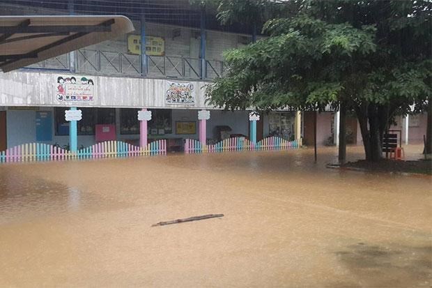 Storm Bebinca wreaks havoc in Thailand hinh anh 1