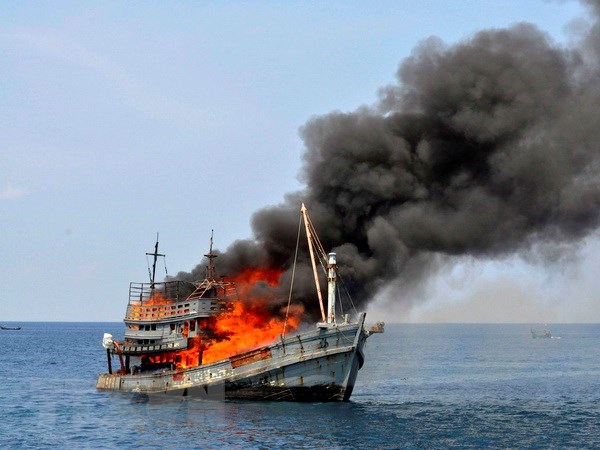 Indonesia sinks over 100 illegal foreign fishing vessels hinh anh 1