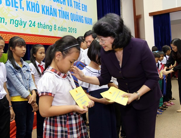Vice President visits revolution contributors, students in Quang Nam hinh anh 1