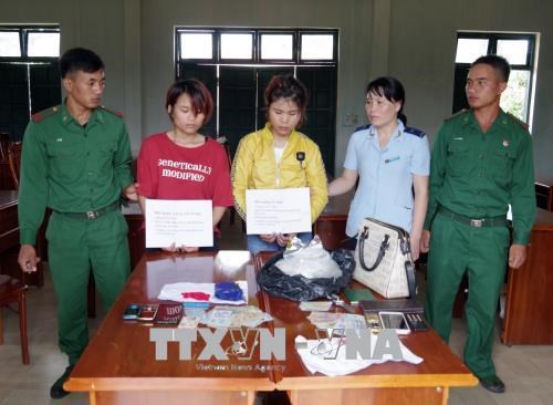 Women arrested for trafficking drug through Vietnam-Laos border gate hinh anh 1