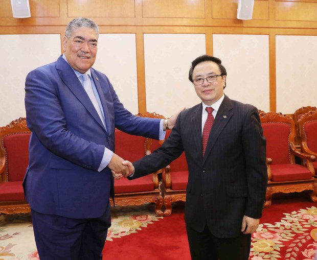 Party official holds talks with Dominican MIU leader hinh anh 1