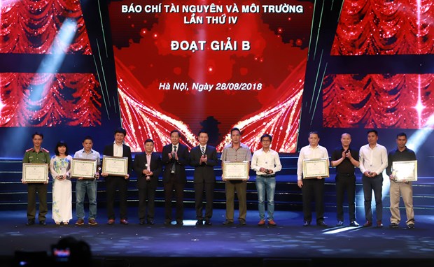 Winners of press awards on natural resources, environment announced hinh anh 1