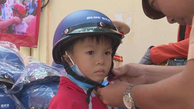 Police take measures to increase helmet-wearing rate among children hinh anh 2