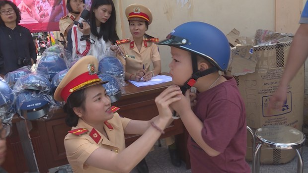 Police take measures to increase helmet-wearing rate among children hinh anh 1