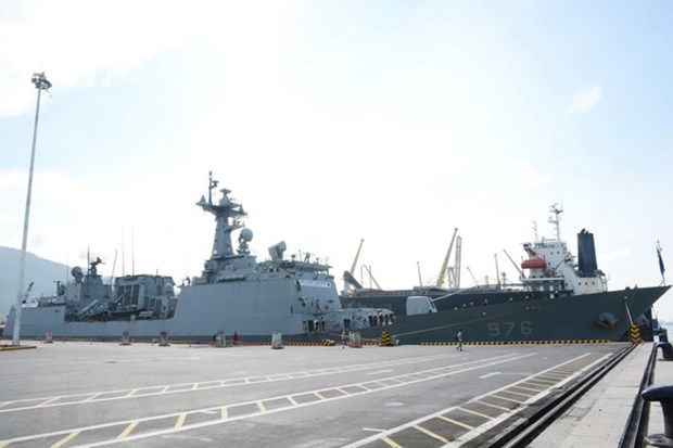 RoK’s naval destroyer visit Da Nang hinh anh 1