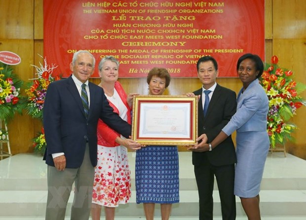Friendship order bestowed upon East Meets West Foundation hinh anh 1