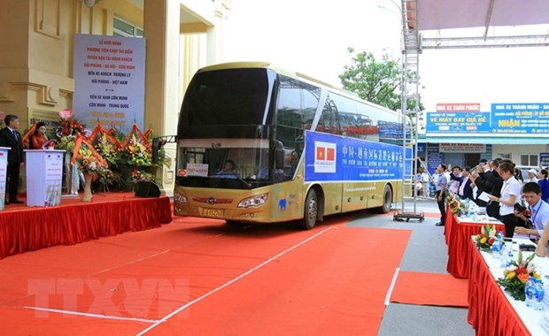 Vietnam, China pilot passenger transport route hinh anh 1