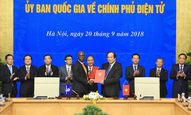 PM chairs first meeting of national e-government committee hinh anh 1