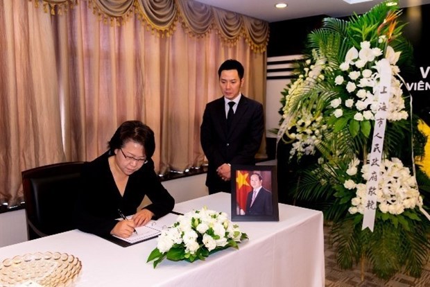 Officials, diplomats pay respect to President Tran Dai Quang in Cuba, China, Poland hinh anh 1