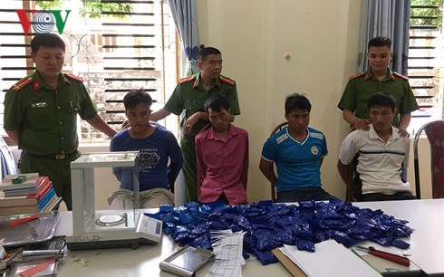 Four caught red-handed smuggling 54,000 meth pills hinh anh 1