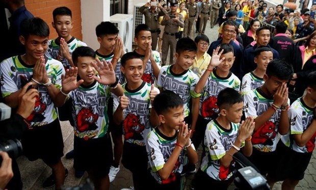 Thai boys' football team, coach will travel abroad to thank world for cave rescue support hinh anh 1