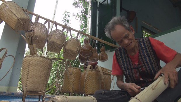 Artisan carries on Raglai traditional craft hinh anh 1