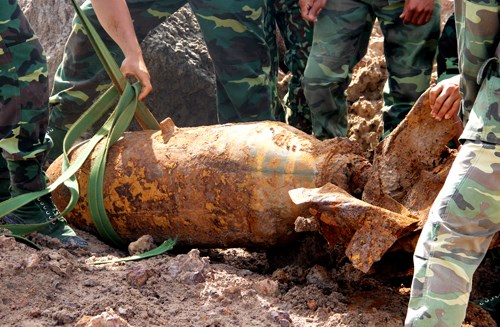 Big bomb unearthed in southwestern Tay Ninh province hinh anh 1