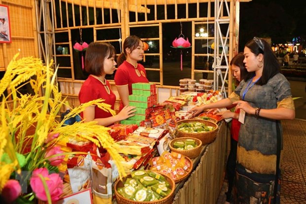 Thousands of foodies flock to Hanoi cuisine festival 2018 hinh anh 1